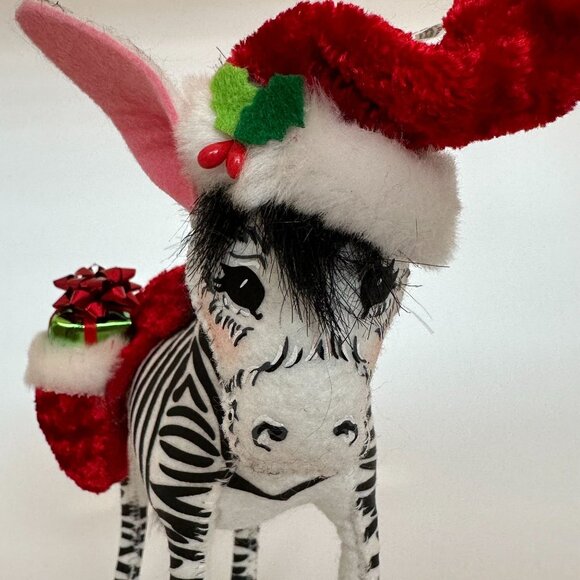 Annalee 2012 Posable 7" Holiday Zebra Carrying Presents with Christmas Hat Gifts - Picture 9 of 10